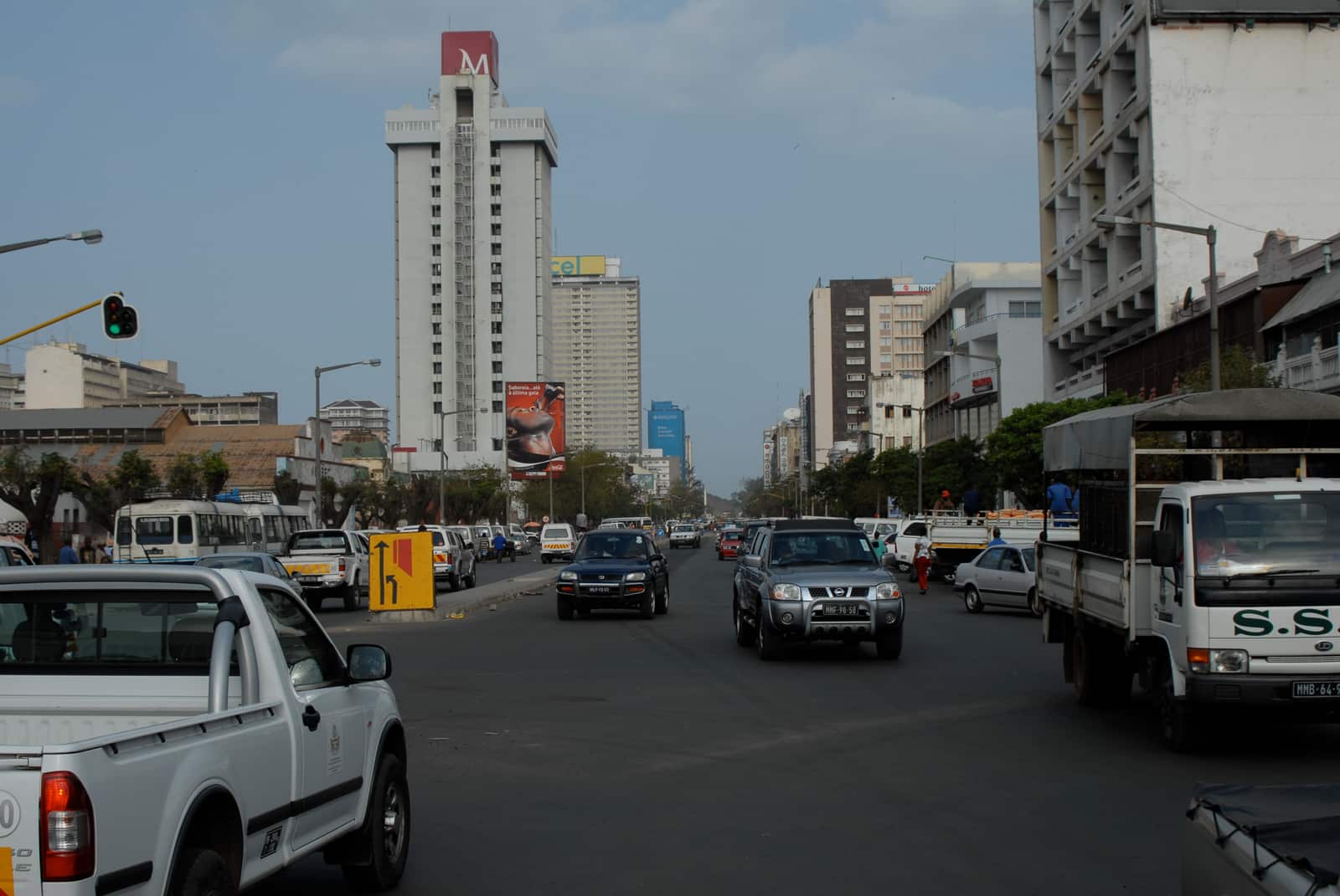Car traffic on Avenida 25 de Setembro, Maputo
